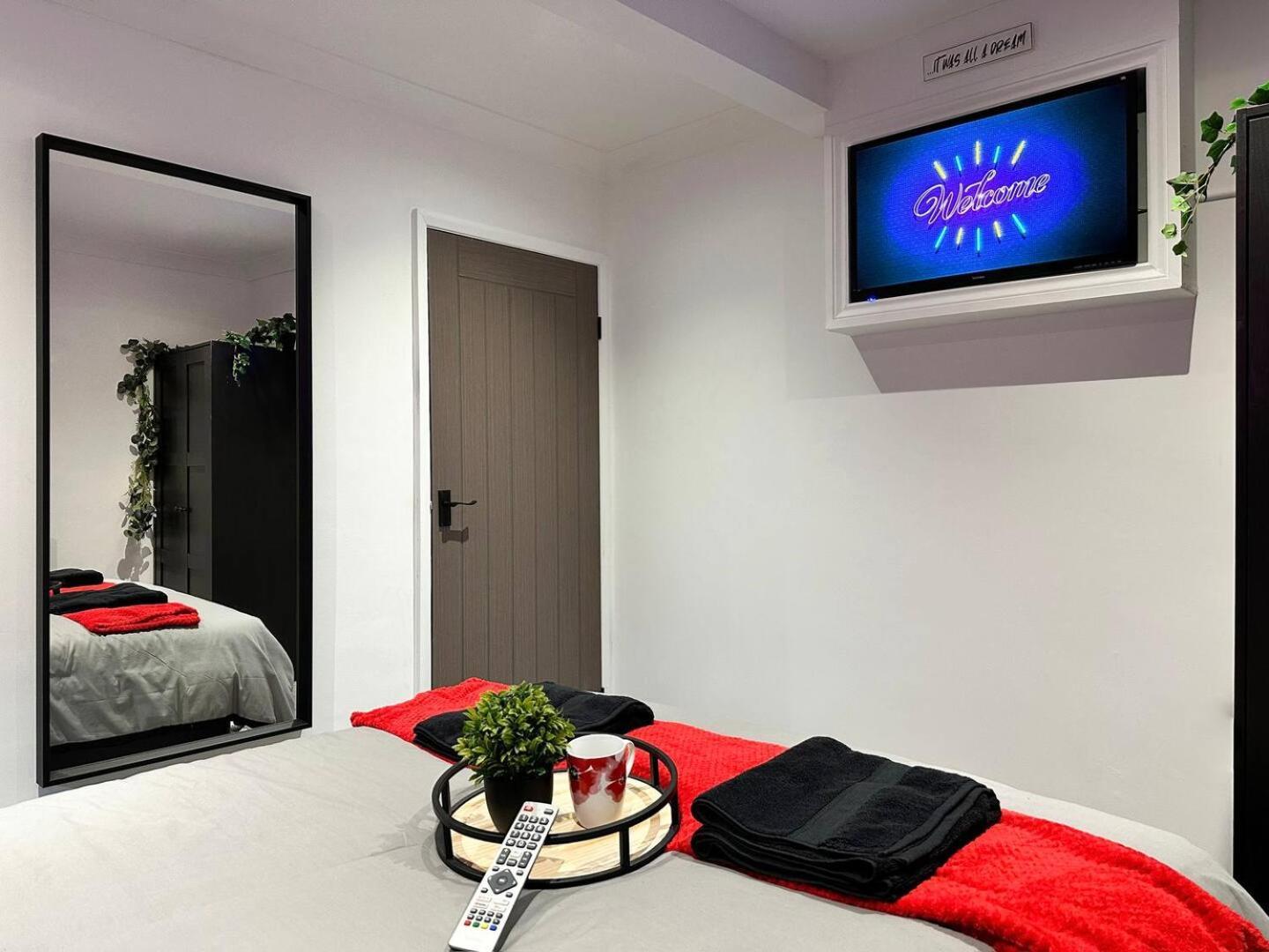 Boutique Backyard Bungalow - Brimsdown Enfield Exterior photo